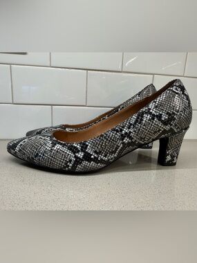 Vionic Mia - Natural Snake Print Mid Heel Pumps - Black & White